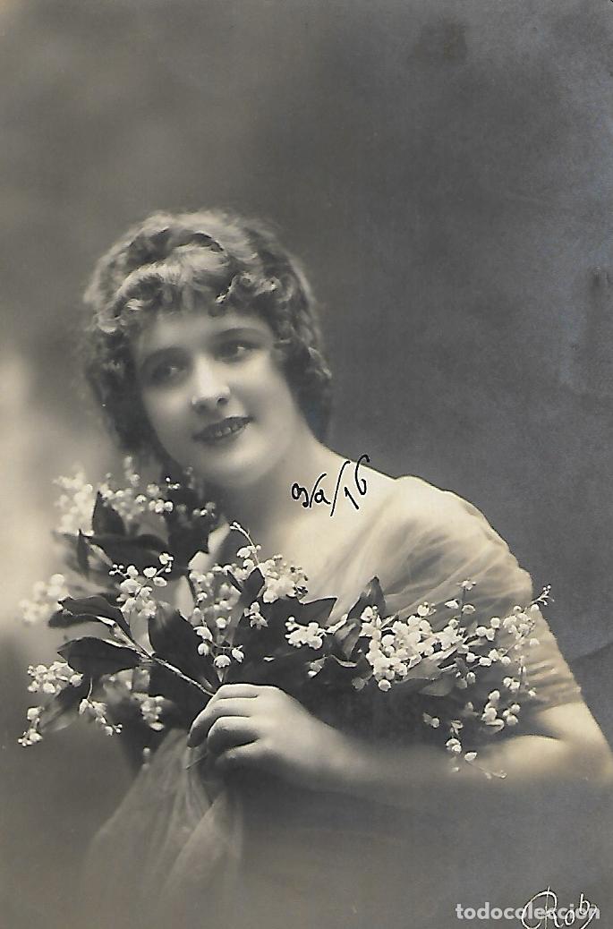 Postkarten: ANTIGUA POSTAL-DAMA CON FLORES (1916)