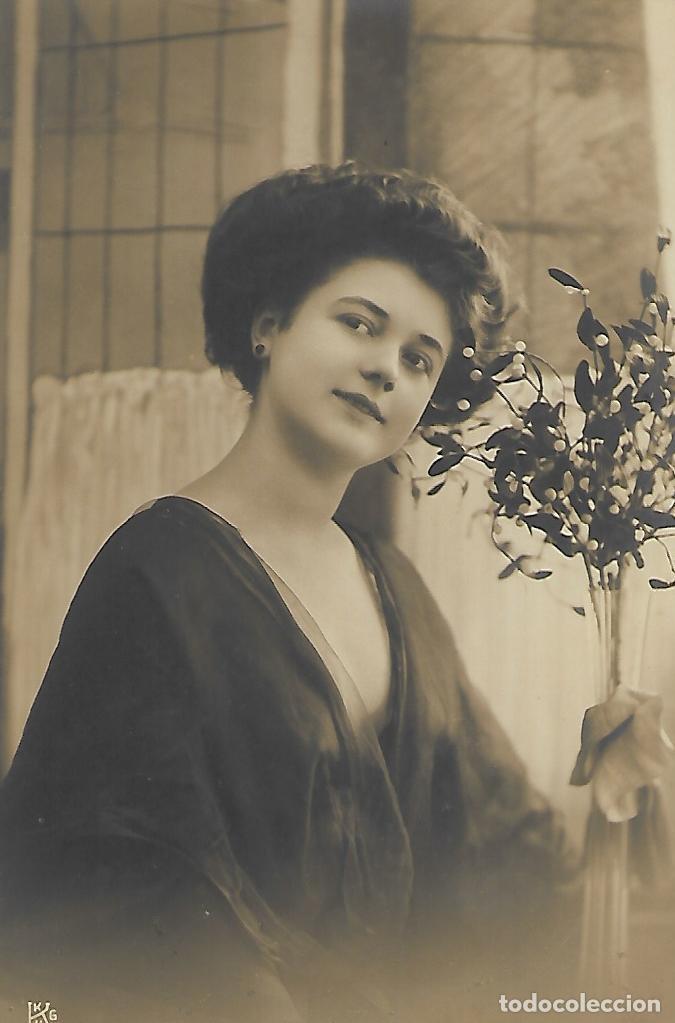 Postkarten: ANTIGUA POSTAL-DAMA CON FLORES (Principios 1900)