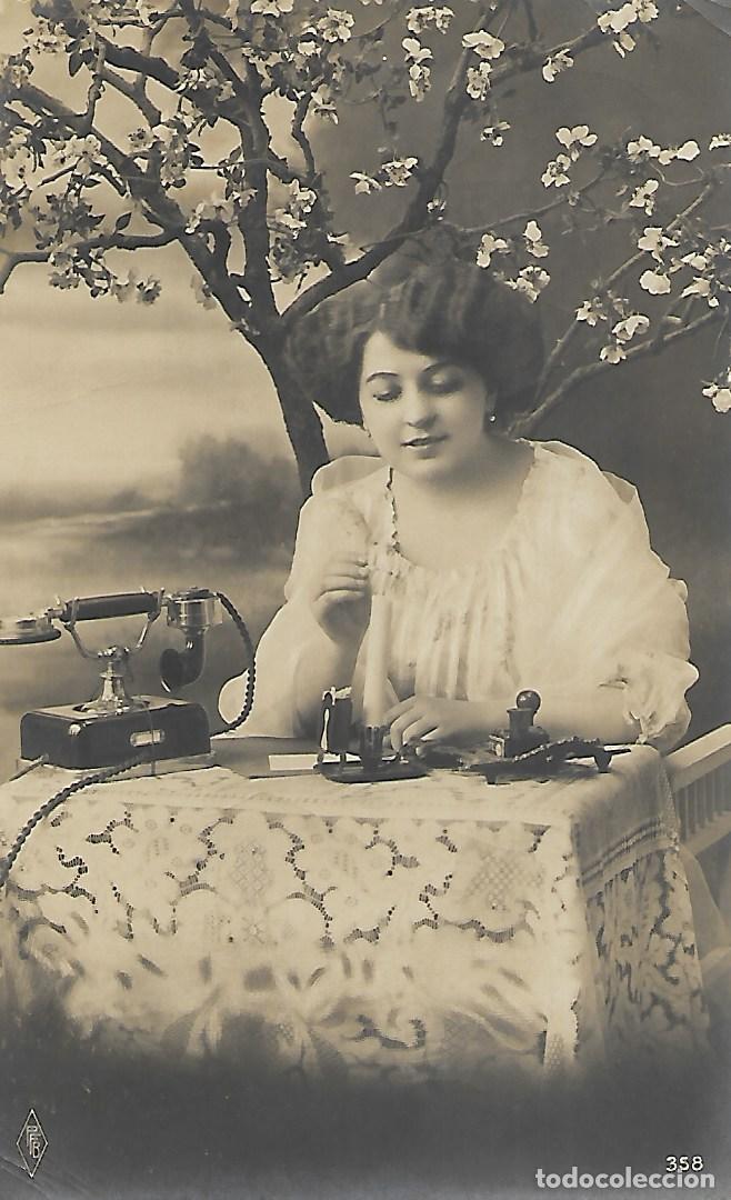 Postkarten: ANTIGUA POSTAL-DAMA CON TEL&Eacute;FONO (1916)