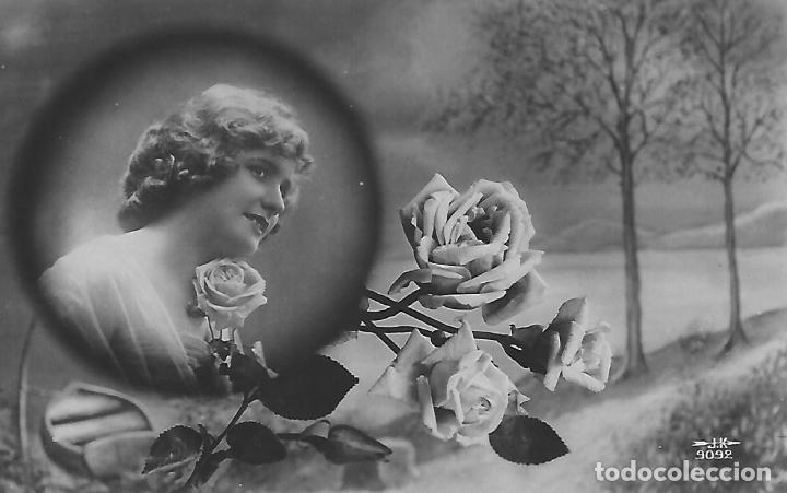 Postkarten: ANTIGUA POSTAL-DAMA EN OVALO CON FLORES (Principios 1900)