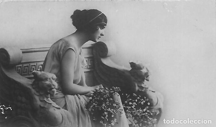 Postkarten: ANTIGUA POSTAL-DAMA CON FLORES EN SOF&Aacute; (1920)