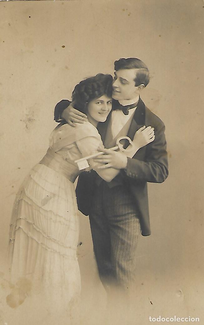 Postkarten: ANTIGUA POSTAL-PAREJA CON LLAVE (1910)