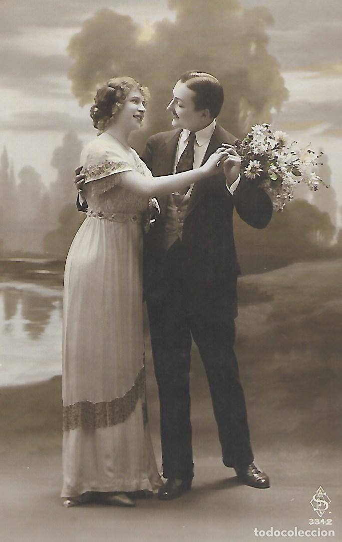 Postkarten: ANTIGUA POSTAL-PAREJA BAILANDO, CON FLORES (Principios 1900)