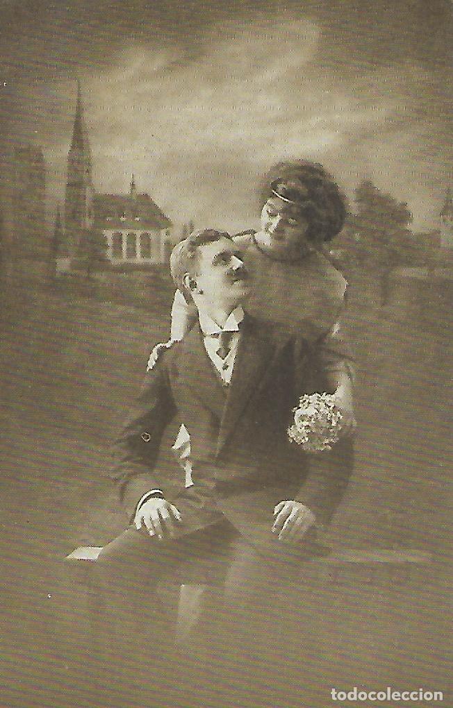 Postais: ANTIGUA POSTAL-PAREJA SENTADA EN BANCO, CON FLORES (Principios 1900)