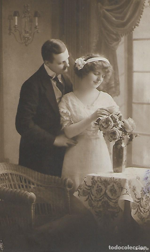 Postkarten: ANTIGUA POSTAL-PAREJA EN SAL&Oacute;N, CON FLORES (1910)