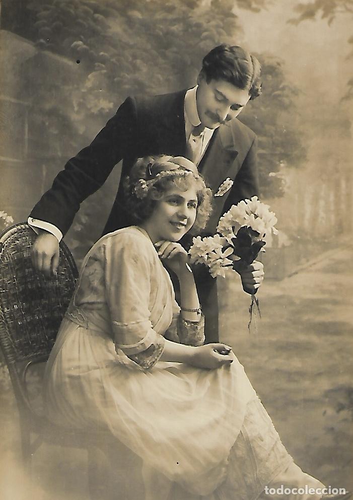 Postkarten: ANTIGUA POSTAL-PAREJA CON FLORES (Principios 1900)