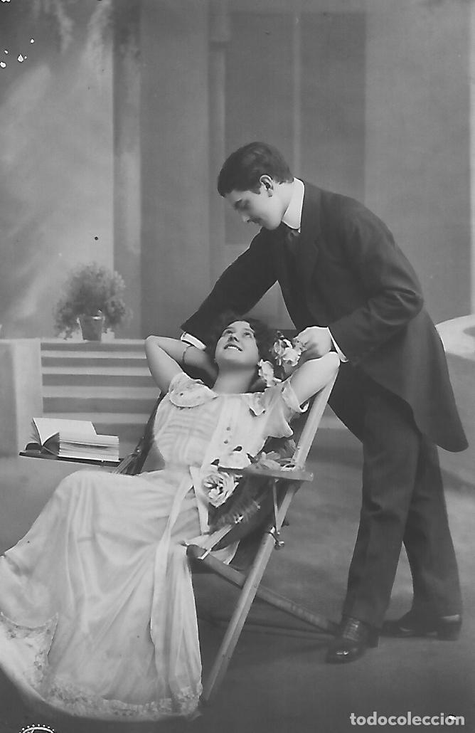 Postkarten: ANTIGUA POSTAL-PAREJA CON LIBRO (Principios 1900)
