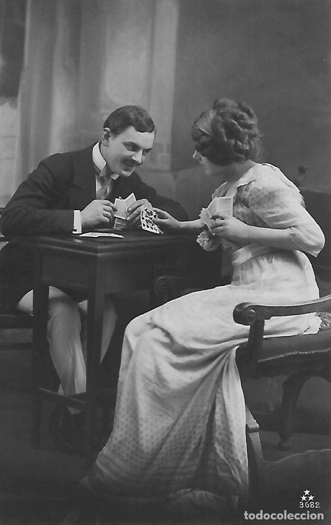 Postkarten: ANTIGUA POSTAL-PAREJA JUGANDO A CARTAS (Principios 1900)