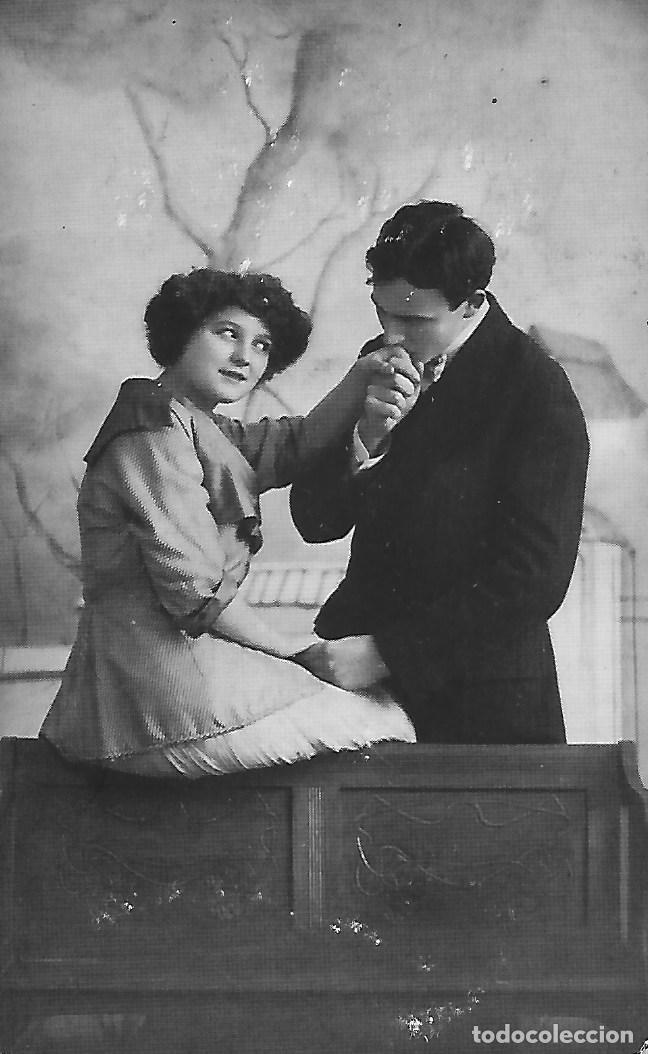 Postkarten: ANTIGUA POSTAL-CABALLERO BESANDO MANO A DAMA (Principios 1900)