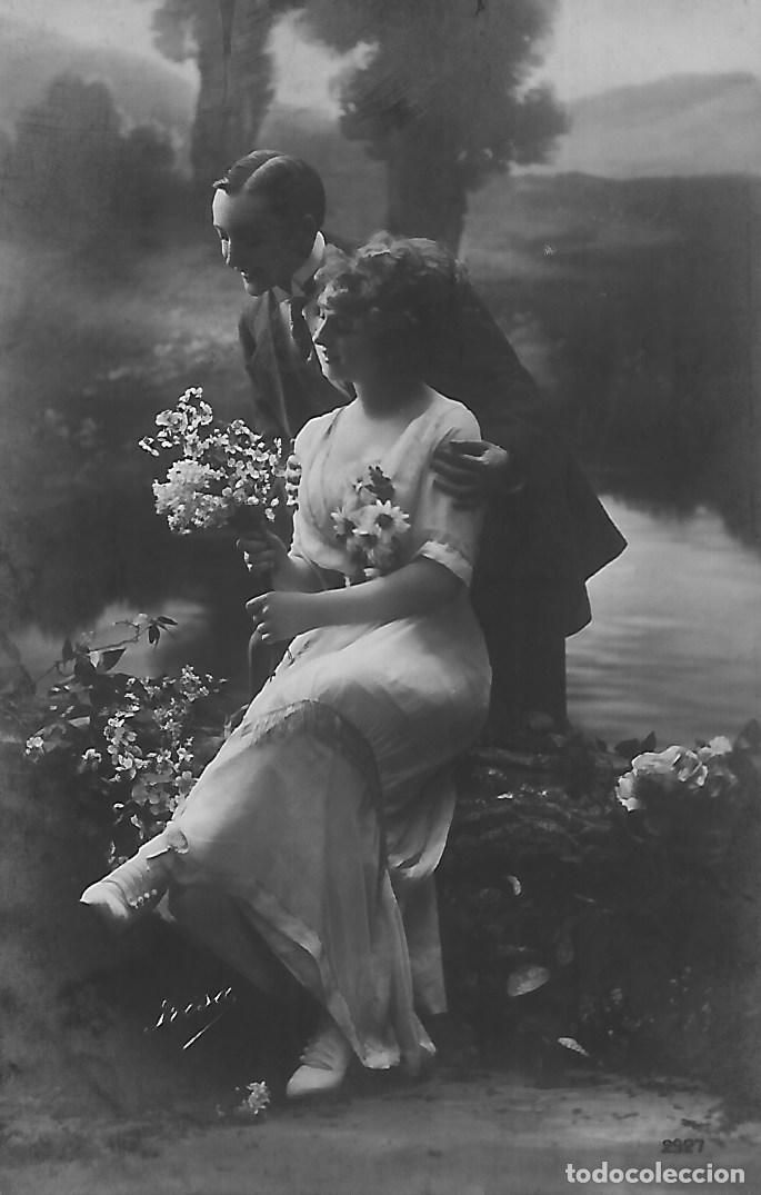 Postkarten: ANTIGUA POSTAL-PAREJA CON FLORES CERCA DEL RIO (1914)