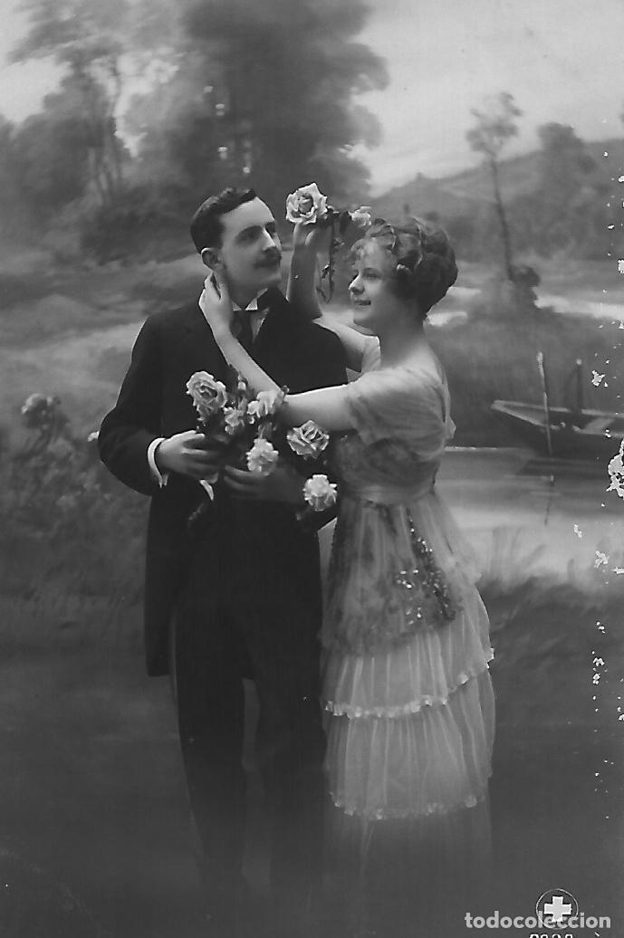 Postcards: ANTIGUA POSTAL-PAREJA CON FLORES (Principios 1900)