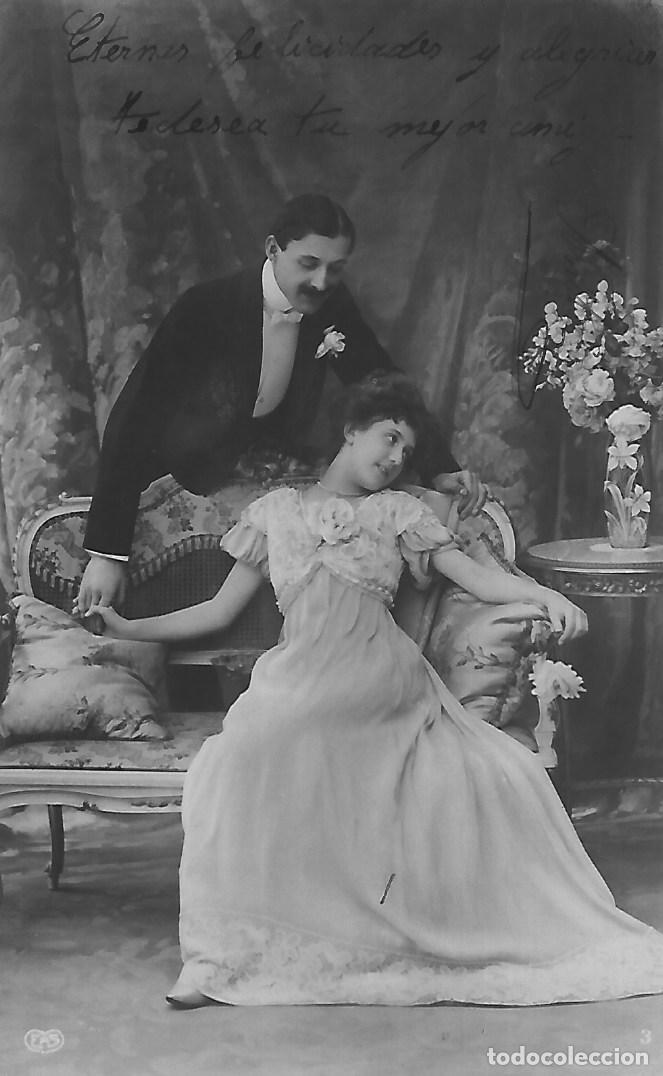 Postkarten: ANTIGUA POSTAL-PAREJA EN SOF&Aacute; DE SAL&Oacute;N (Principios 1900)
