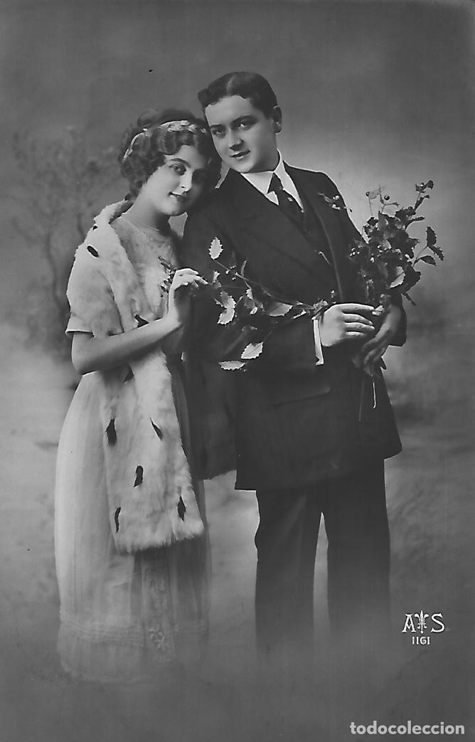 Postkarten: ANTIGUA POSTAL-ELEGANTE PAREJA CON FLORES (1913)