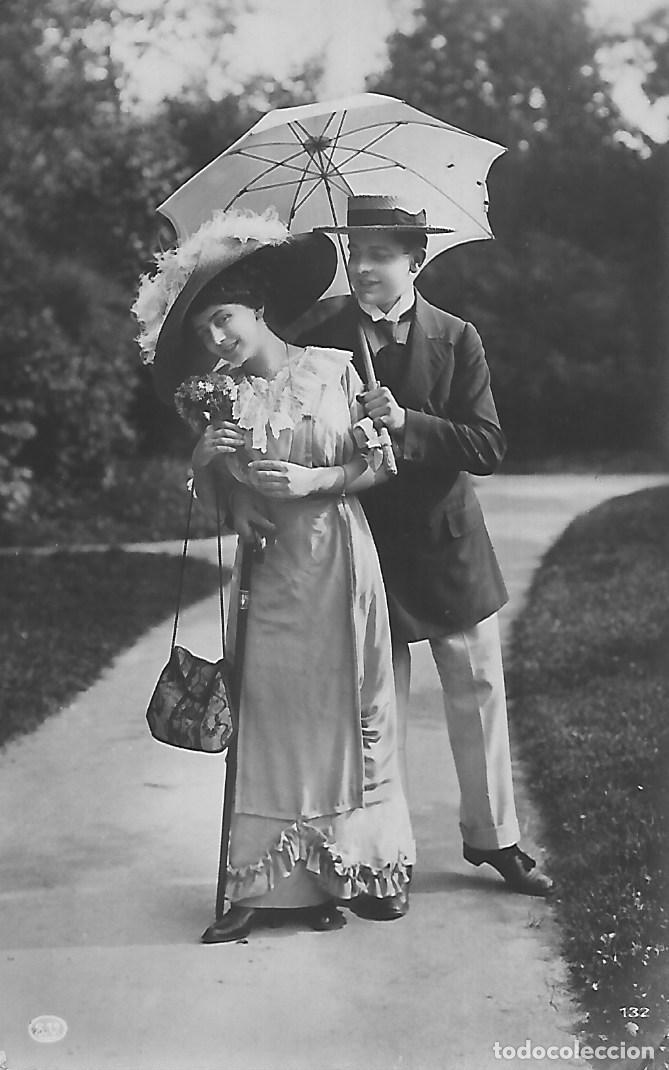 Postkarten: ANTIGUA POSTAL-PAREJA CON PARAGUAS (Principios 1900)