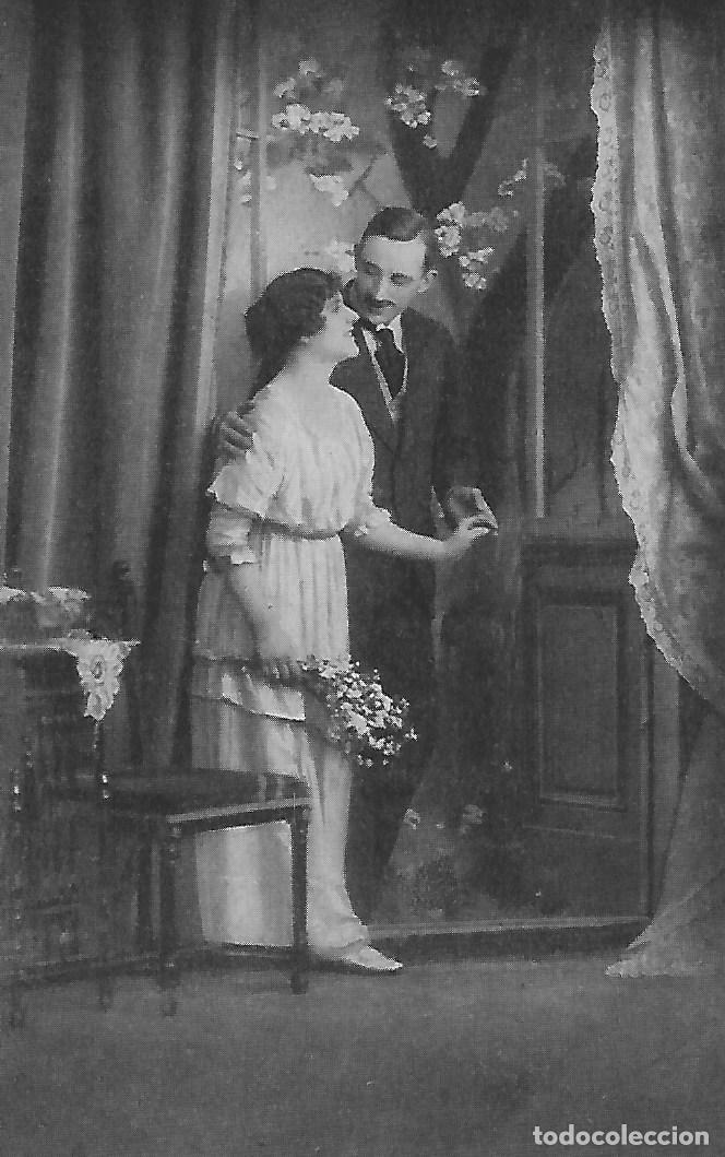 Postkarten: ANTIGUA POSTAL-PAREJA CON FLORES EN SALON (Principios 1900)