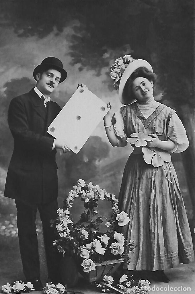 Postais: ANTIGUA POSTAL CON BRILLO-PAREJA CON FLORES Y SOBRE (Principios 1900)