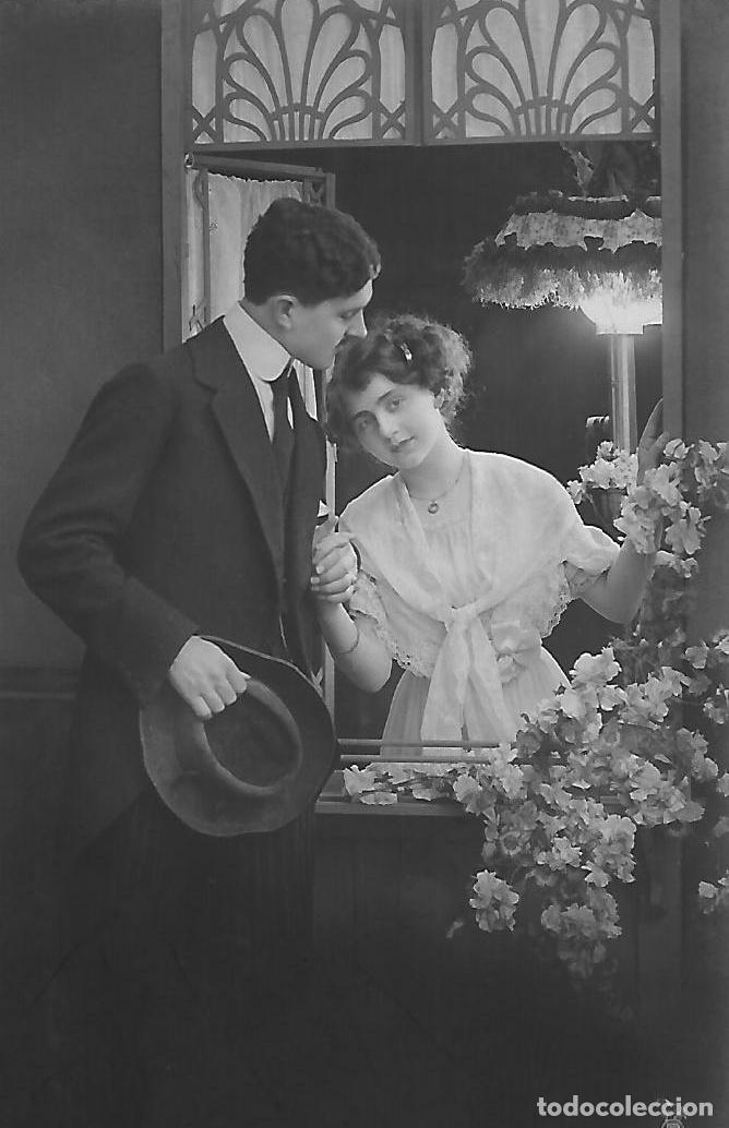 Postais: ANTIGUA POSTAL-PAREJA CORTEJANDO EN LA VENTANA (Principios 1900)