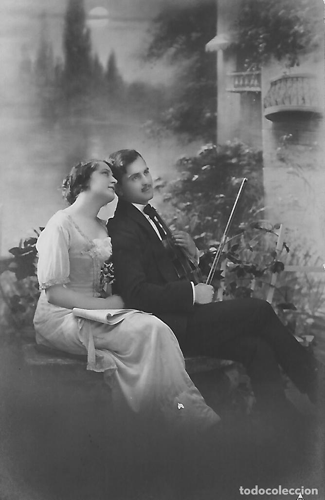 Postales: ANTIGUA POSTAL-PAREJA SENTADA CON VIOL&Iacute;N (Principios 1900)