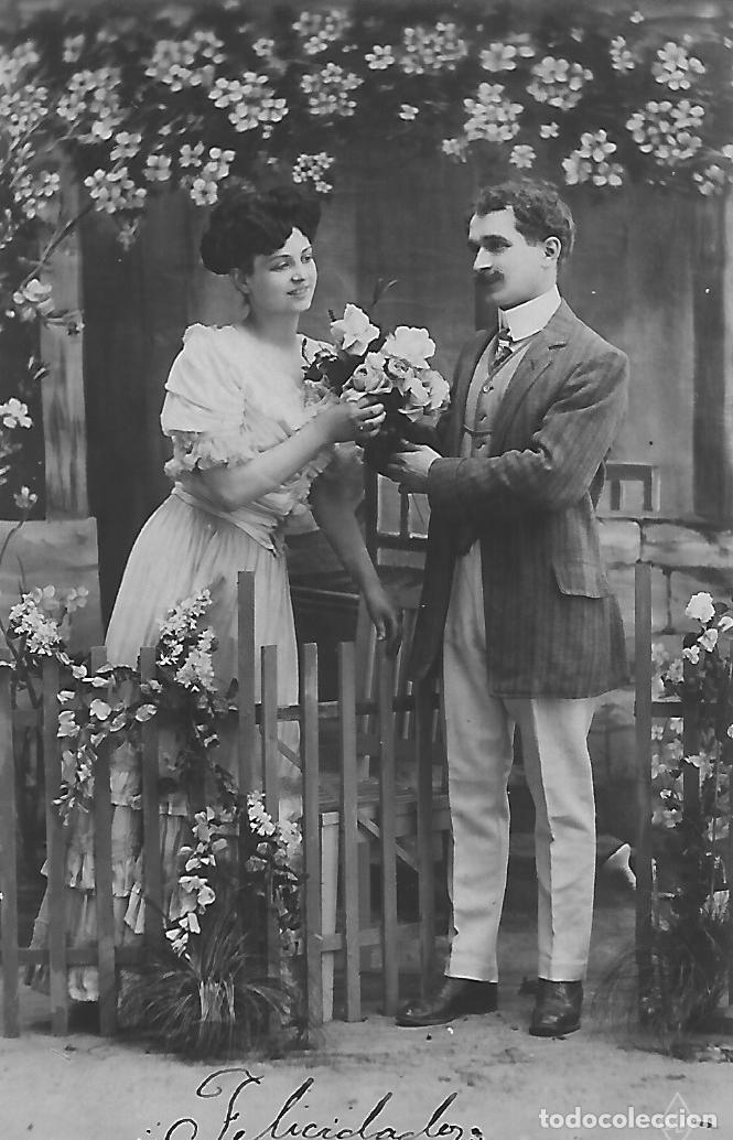 Postais: ANTIGUA POSTAL-ENTREGA DE RAMO DE FLORES (Principios 1900)