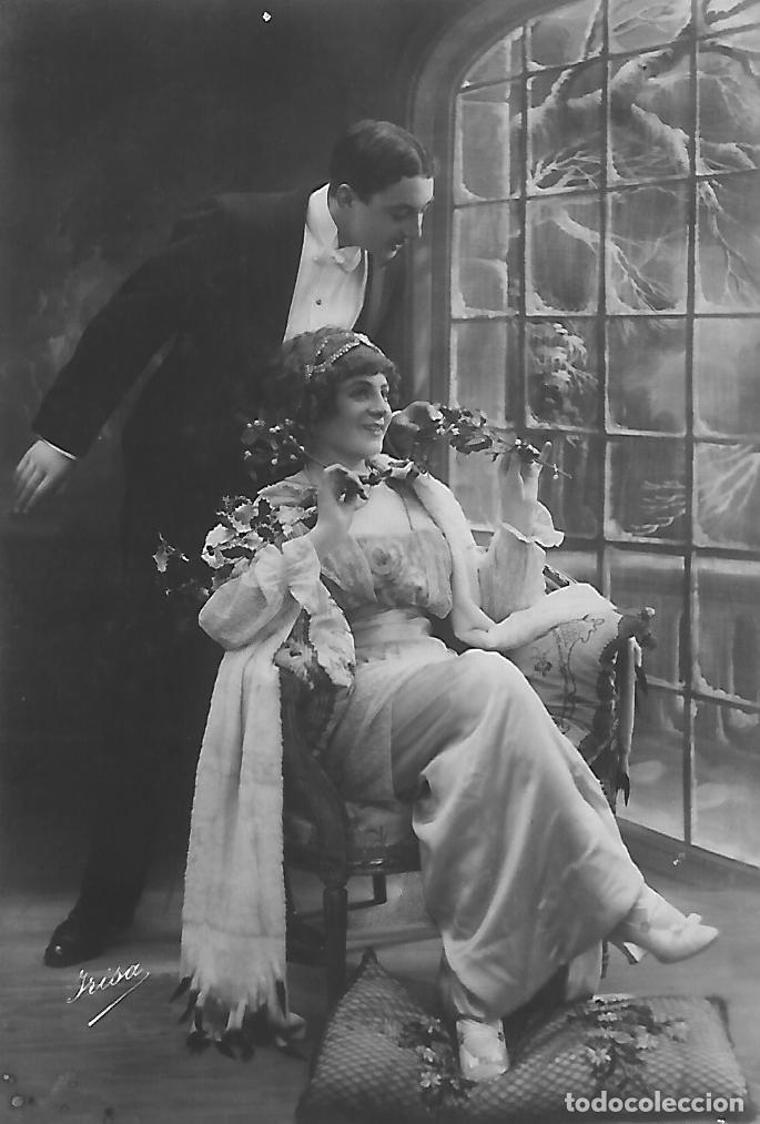 Postais: ANTIGUA POSTAL-PAREJA CON FLORES EN SAL&Oacute;N (Principios 1900)