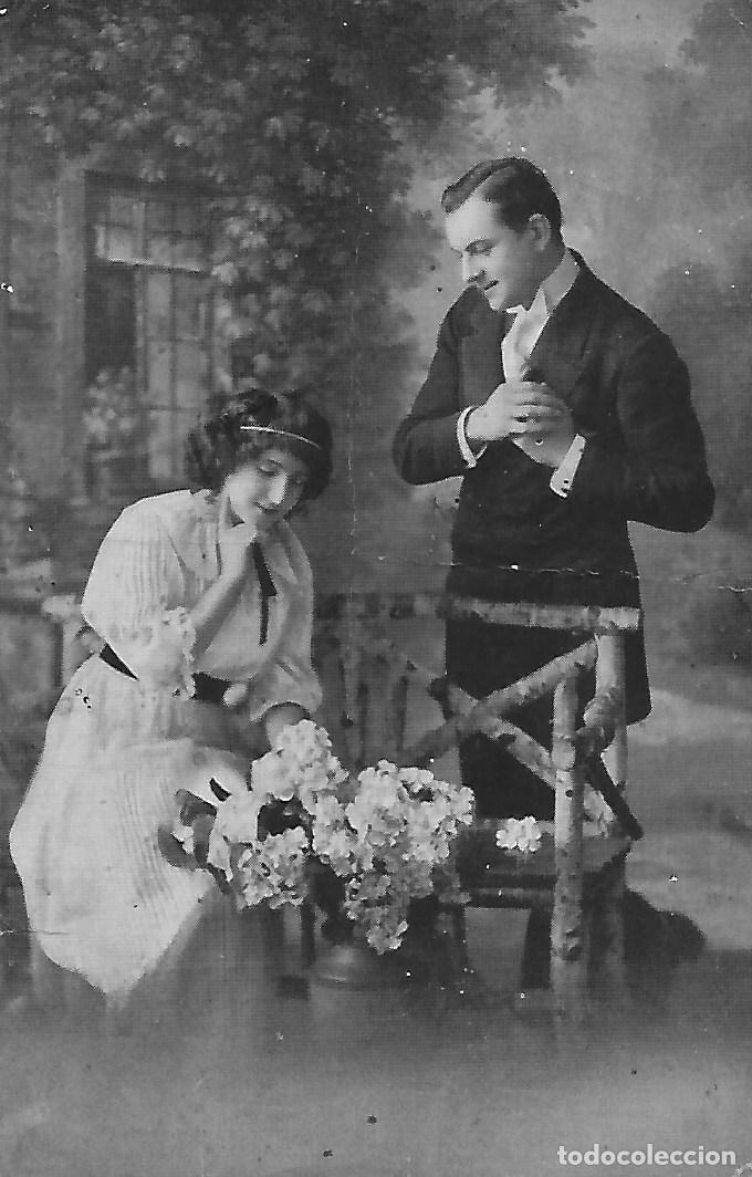 Postais: ANTIGUA POSTAL-PAREJA CON FLORES (Principios 1900)