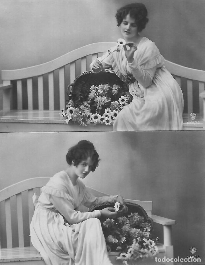 Postcards: PAREJA DE ANTIGUAS POSTALES-DAMA EN SOF&Aacute; CON FLORES (Principios 1900)