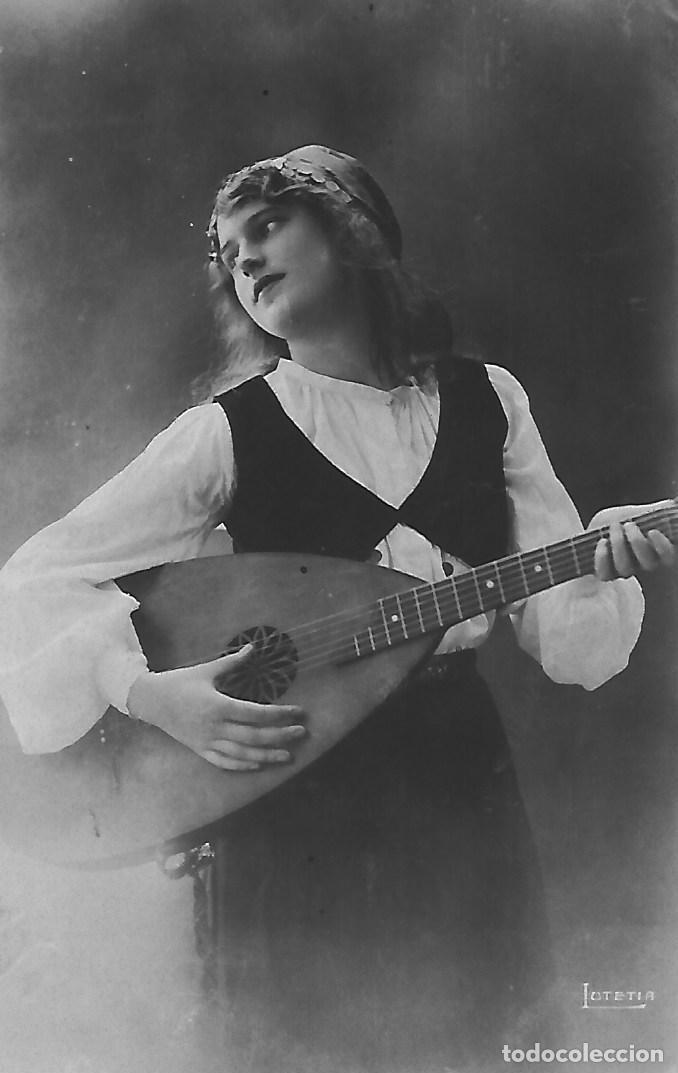 Postales: ANTIGUA POSTAL-DAMA TOCANDO EL LAUD (1921) - Foto 1