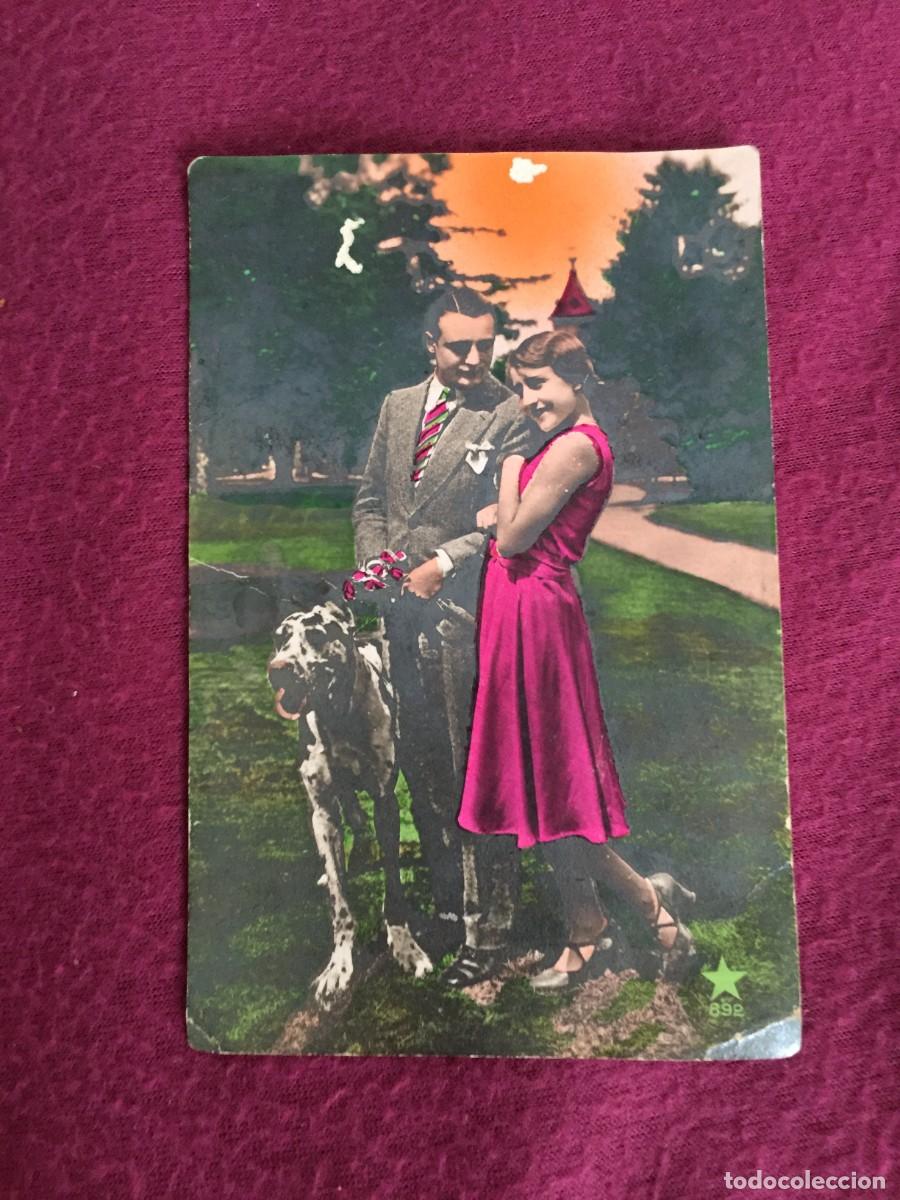 Cartoline: Postal romantica coloreada escrita en 1919 de pareja con perro