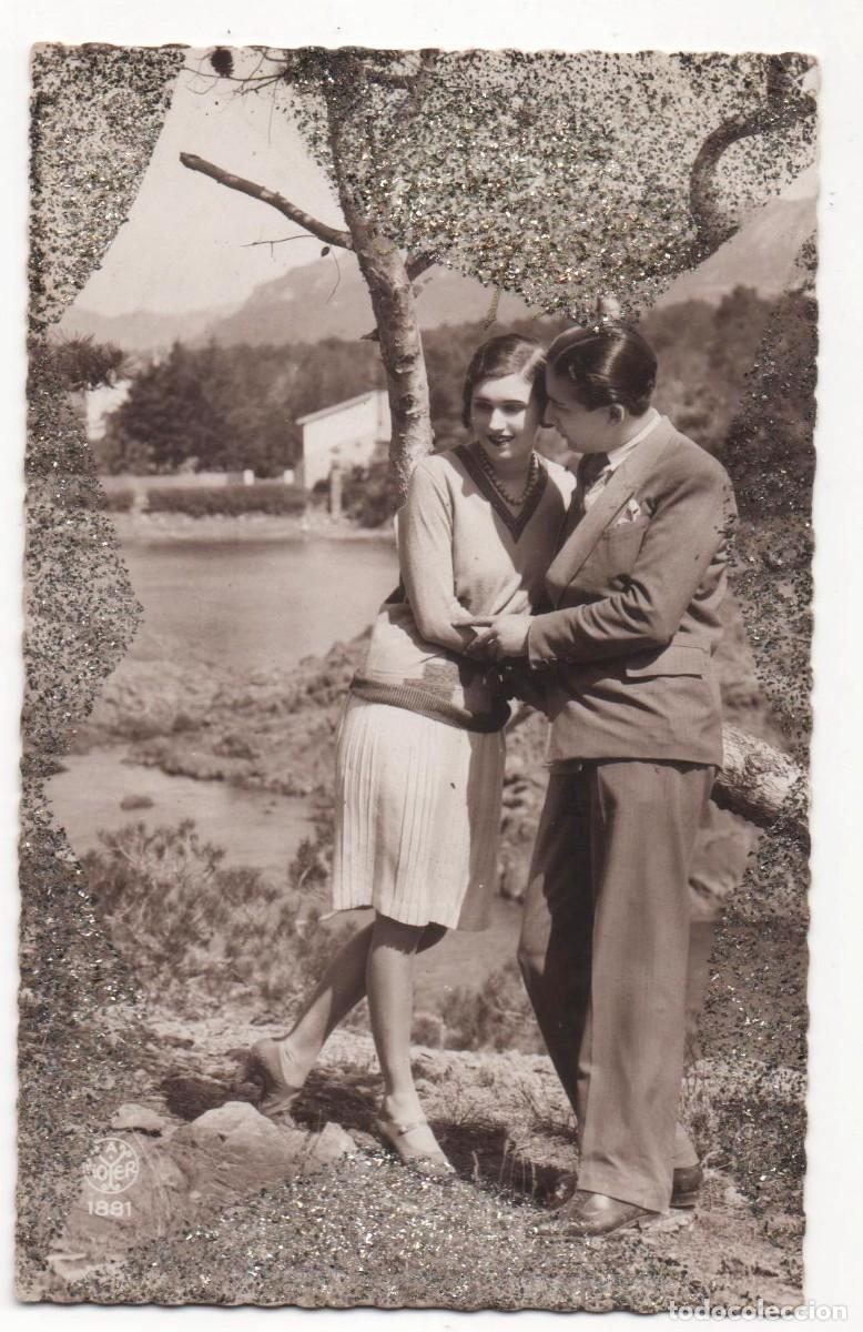 Postales: Postal francesa a&ntilde;os 30- escrita-con purpurina-pareja rom&aacute;ntica