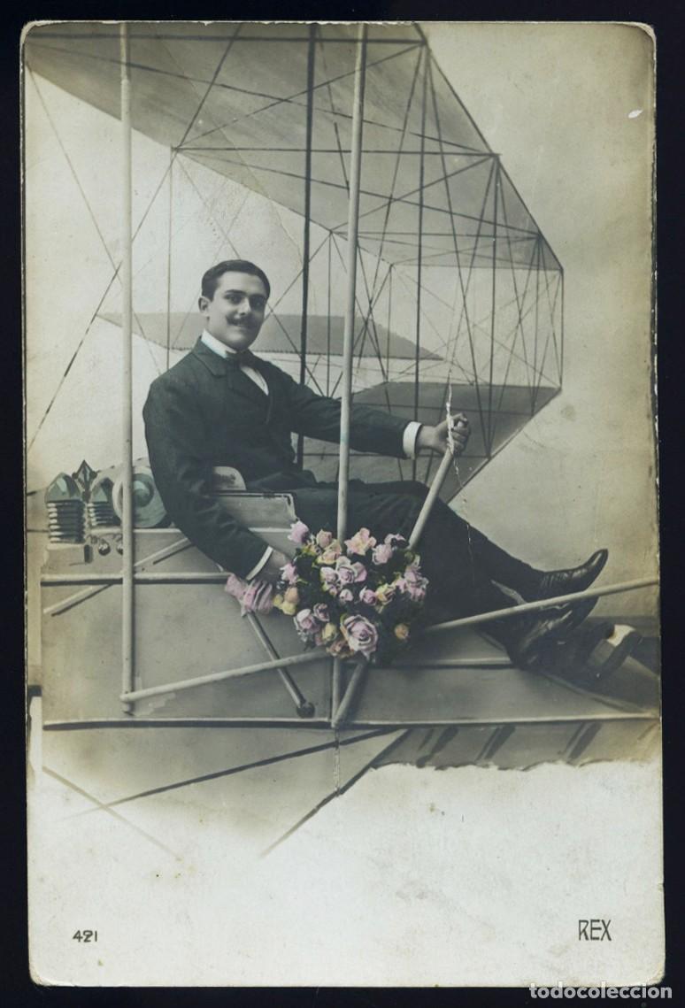 Postais: MUY ANTIGUA POSTAL JOVEN PILOTO DE AVI&Oacute;N CON RAMO DE FLORES - FRANCIA - FECHADA EN 1910