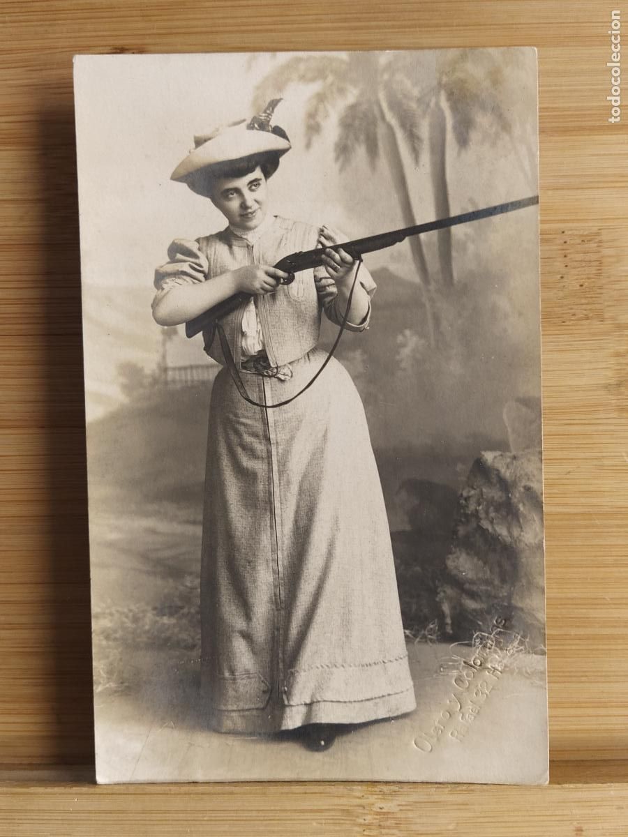 Postais: MUJER CON RIFLE - SELLO EN SECO OLERO Y COLOMINAS, HABANA - FOTOGRAFICA -POSTAL ANTIGUA-(107.994)