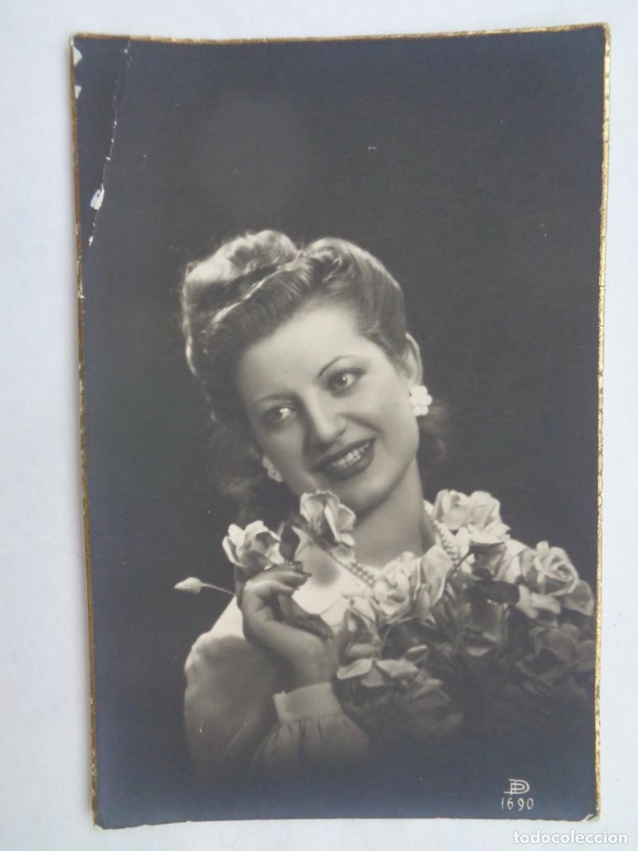 Postais: POSTAL GALANTE DE MUJER CON RAMODE FLORES . A&Ntilde;OS 40