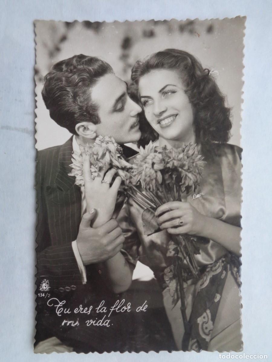 Cartoline: POSTAL GALANTE CON PAREJA ENAMORADA . A&Ntilde;OS 40 , ESCRITA EN 1955