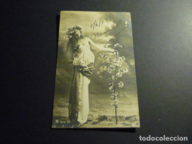 Postais: MUJER VESTIDA A LA CLASICA CON FLORES POSTAL