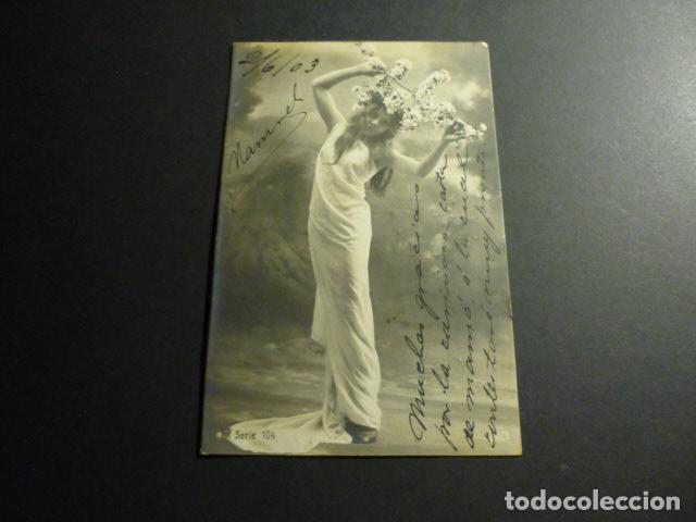 Cartoline: MUJER VESTIDA A LA CLASICA CON FLORES POSTAL
