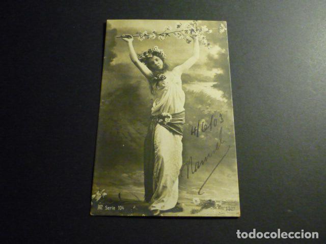 Cartoline: MUJER VESTIDA A LA CLASICA CON FLORES POSTAL