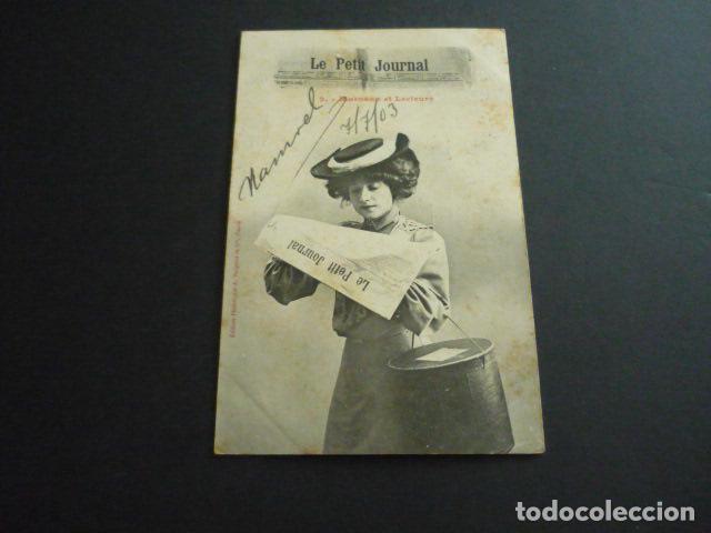 Postais: MUJER LEYENDO EL PERIODICO POSTAL