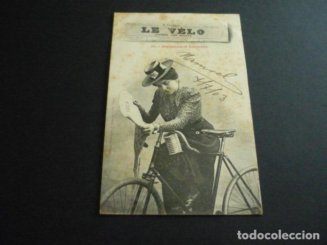Postales: MUJER LEYENDO EL PERIODICO POSTAL - Foto 1