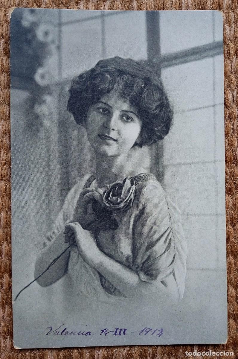 Postales: SE&Ntilde;ORITA POSANDO - Foto 1