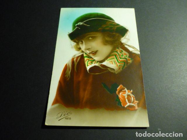 MUJER ELEGANTE POSTAL