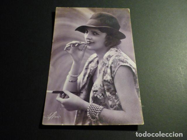 MUJER ELEGANTE POSTAL