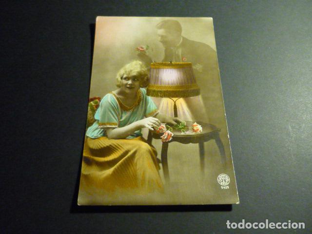 MUJER ELEGANTE POSTAL