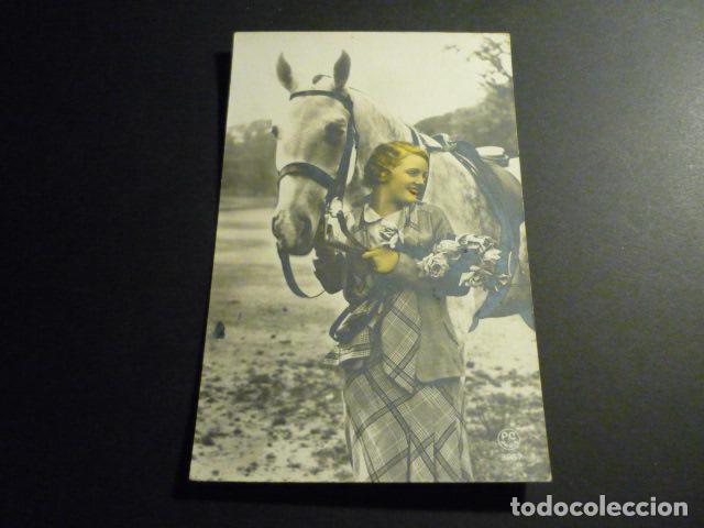 MUJER CON CABALLO POSTAL