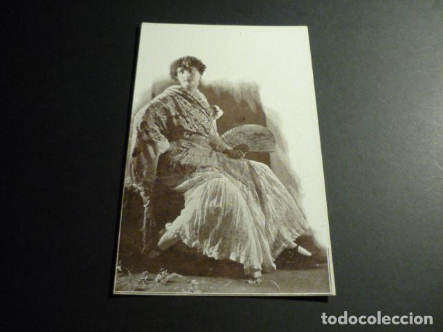 MUJER CON ABANICO POSTAL