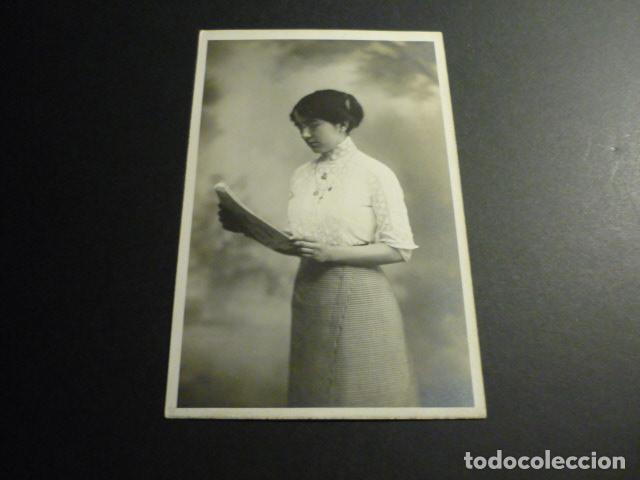 Postales: MUJER LEYENDO POSTAL - Foto 1