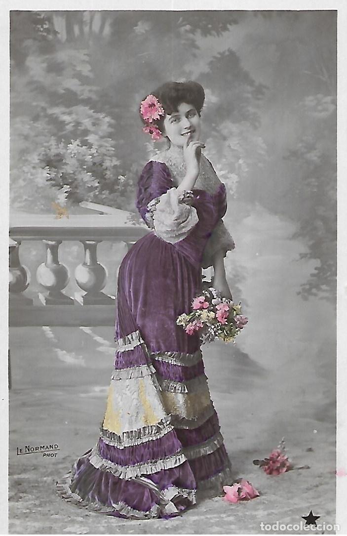 Postkarten: ANTIGUA POSTAL-DAMA CON VESTIDO LARGO Y FLORES (1907)