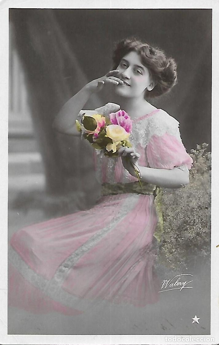 Postcards: ANTIGUA POSTAL-DAMA CON FLORES (Principios 1900)