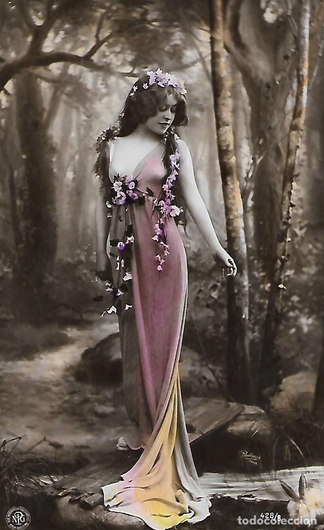 Postkarten: ANTIGUA POSTAL DAMA EN BOSQUE CON FLORES (1905)