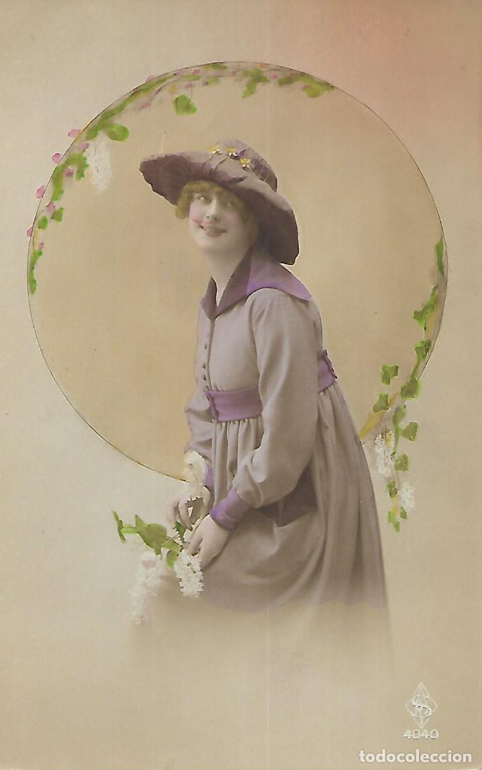 Postkarten: ANTIGUA POSTAL-DAMA CON SOMBRERO Y FLORES (Principios 1900)