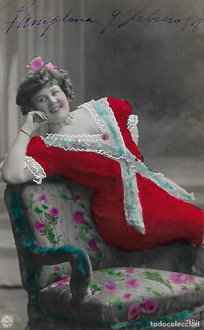 Postales: ANTIGUA POSTAL-DAMA APOYADA EN EL SILL&Oacute;N (1908) - Foto 1